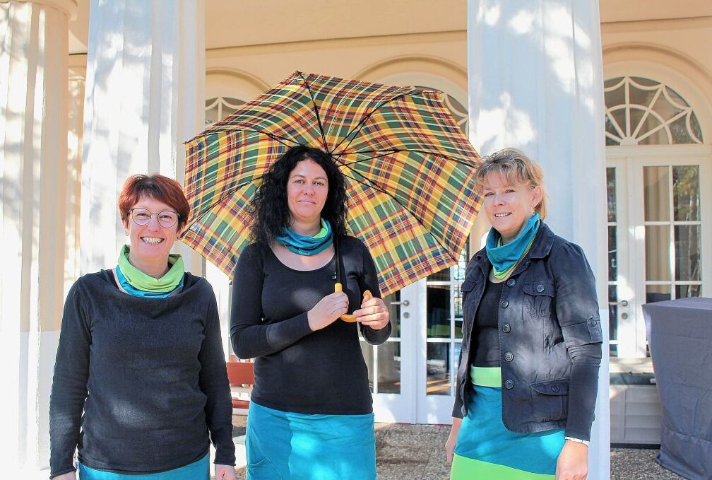 Familienzentrum in Annaberg unterstützt seit 30 Jahren - Christiane Warnat-Lehker, Nadja Hiller und Heike Schreiter (v. r.) spannen den Rettungsschirm auf. Foto: Ruck