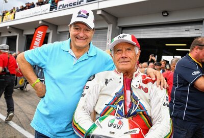 Fan und Freund des Sachsenrings: Franz Rau verstorben - Franz Rau (li.) mit Giacomo Agostini bei der letzten ADAC Sachsenring Classic 2022 . Foto: Thorsten Horn