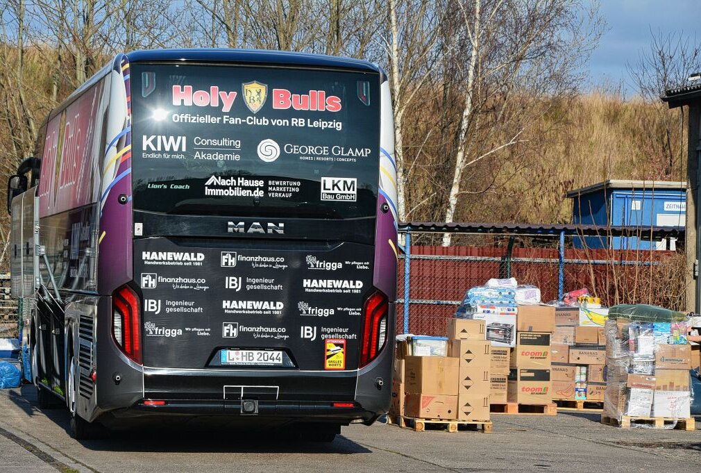 Fanbus von RB Leipzig bringt Spenden in die Ukraine - Der Fanbus von RB Leipzig fährt mit Sachspenden an die ukrainische Grenze. Foto: Anke Brod