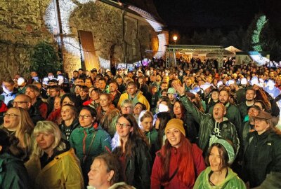 Fans feiern am Plauener Malzhaus mit Fiddler's Green tolle Speedfolk-Party - Die Konzertbesucher genossen die tolle Atmosphäre im Open-Air-Gelände. Foto: Thomas Voigt