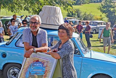Fans feiern in Lengenfeld Filmhelden aus "Go Trabi Go" - Wolfgang Stumph und Claudia Schmutzler posieren auf der Trabi-Wiese vor "Schorsch". Foto: Thomas Voigt