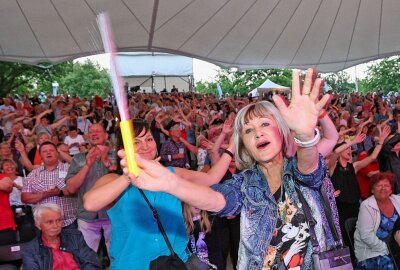Fans feiern Schlagernacht mit Kerstin Ott in Plauen - Tolle Stimmung im Parktheater: Die Schlager-Fans feierten ihre Lieblinge. Foto: Thomas Voigt