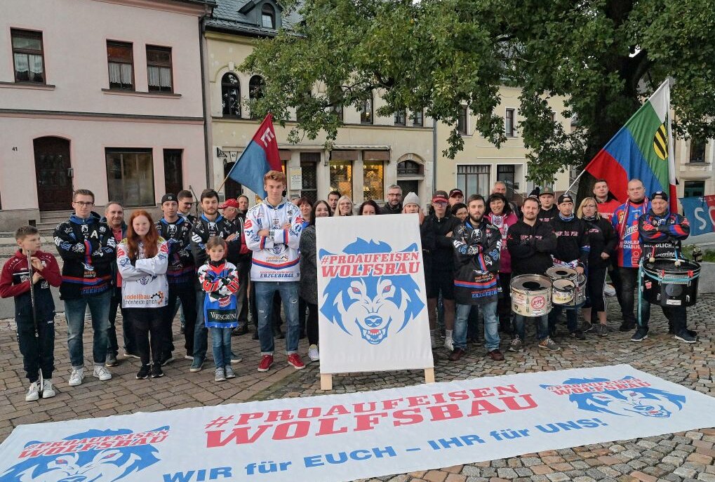 Fans und Verein atmen auf: In Schönheide kann aufgeeist werden - Vor dem Rathaus in Schönheide ist gestern eine Aktion der Schönheider Wölfe und Unterstützern gelaufen. Foto: Ralf Wendland