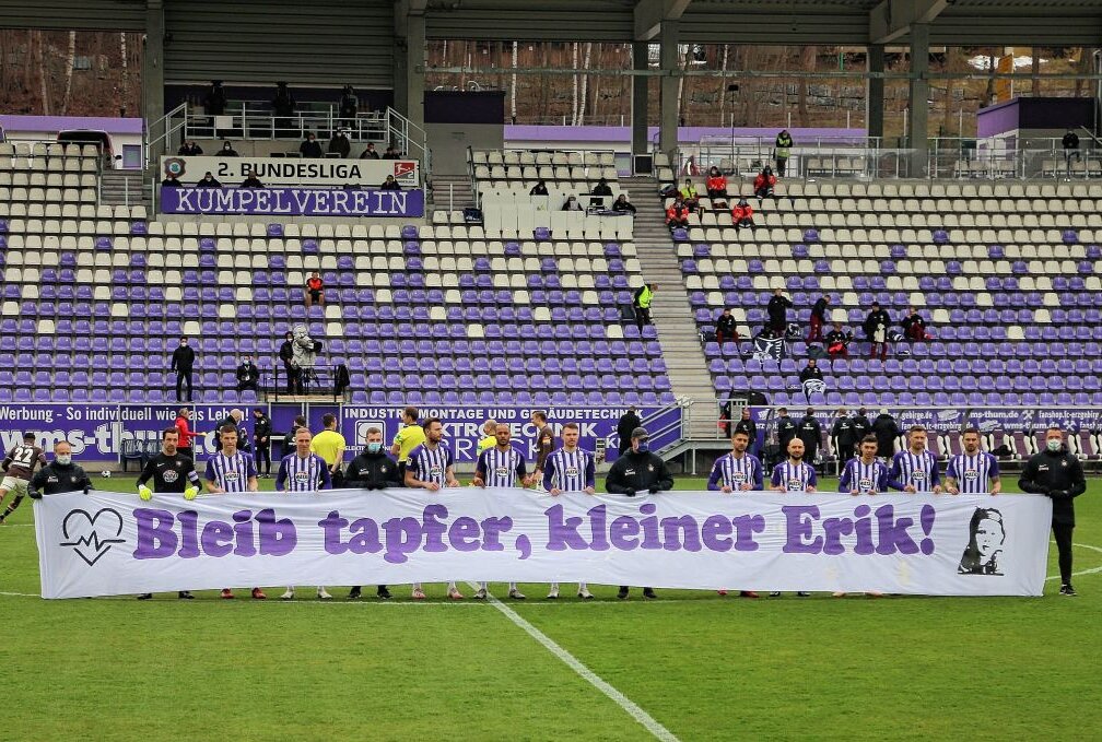 Fans und Verein unterstützen Erik: FCE verkauft Tickets zugunsten der Familie - Die Profis liefen zum Spiel gegen den FC St. Pauli mit einem Banner auf. Foto: Alex Gerber