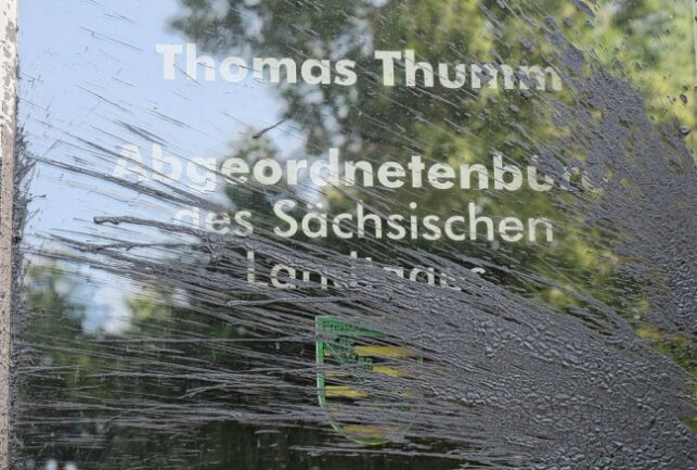 Unbekannte Täter warfen auf der Grünhainer Straße mehrere mit einer braunen zähflüssigen Substanz gefüllte Gläser gegen die Fassade eines Gebäudes. Foto: Niko Mutschmann