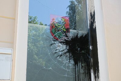Farbanschlag auf Büro eines Politikers in Schwarzenberg - Unbekannte Täter warfen auf der Grünhainer Straße mehrere mit einer braunen zähflüssigen Substanz gefüllte Gläser gegen die Fassade eines Gebäudes. Foto: Niko Mutschmann