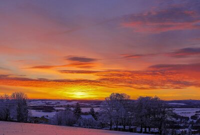 Farbenfroher Sonnenaufgang über dem Erzgebirge - Der Sonnenaufgang sorgte am Montag für ein buntes Farbspiel über dem Erzgebirge. Foto: Andreas Kretschel