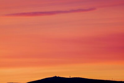 Farbenfroher Sonnenaufgang über dem Erzgebirge - Das Fichtelberghaus war mit bloßem Auge zu erkennen. Foto: Andreas Kretschel