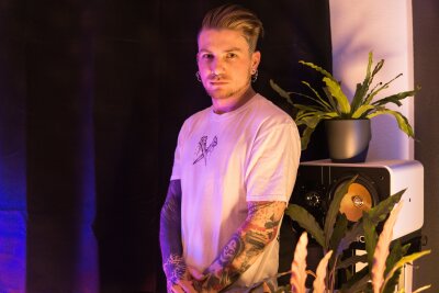 Fashion-Creator Chris (30): "Ich wollte immer anders aussehen" - Der 30-Jährige lebt und arbeitet in Leipzig und liebt ästhetische Tattoos in schwarz-rot. 