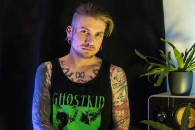 Fashion-Creator Chris (30): "Ich wollte immer anders aussehen" - Chris liebt Metalcore-Musik und hat viele Band-bezogene Tattoos.