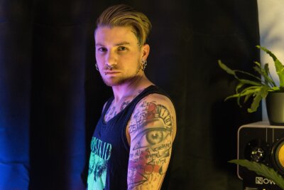 Fashion-Creator Chris (30): "Ich wollte immer anders aussehen" - Der 30-Jährige lebt und arbeitet in Leipzig und liebt ästhetische Tattoos in schwarz-rot. 