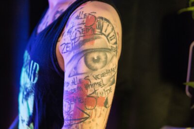 Fashion-Creator Chris (30): "Ich wollte immer anders aussehen" - Auf seinem linken Arm hat Chris den Trash Polka Stil verewigt. Das Auge auf seinem Oberarm ist sein eigenes, was er fotografierte und dem Tattoo-Artist als Vorlage gab.