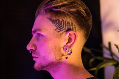 Fashion-Creator Chris (30): "Ich wollte immer anders aussehen" - Auch im Gesicht hat Chris aus Leipzig einige Tattoos. Diese haben aber kaum wehgetan. 