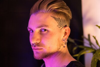 Fashion-Creator Chris (30): "Ich wollte immer anders aussehen" - Auch im Gesicht hat Chris aus Leipzig einige Tattoos. Diese haben aber kaum wehgetan. 