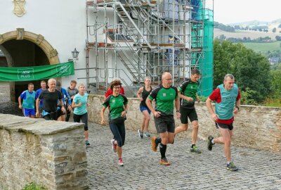 Fast 100 Teilnehmer eilen am 22. Burgen- und Landschaftslauf von Burg zu Burg - Die längste Strecke (18 km) beginnt am Schloss Wolkdenstein. Foto: Andreas Bauer