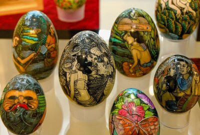 Fast 1000 Exponate vom Straußen-Ei bis zum "Ü-Ei" in Hohenstein-Ernstthal - Viele der fast 1000 ausgestellten Eier sind aufwendig bemalt. Foto: Markus Pfeifer