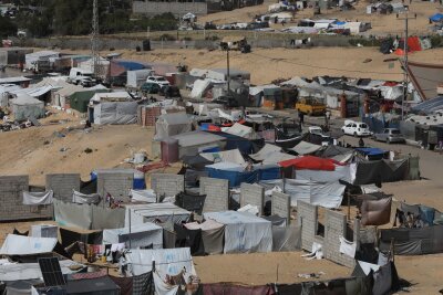Fast 450.000 Menschen binnen einer Woche aus Rafah geflohen - Ein Lager für intern vertriebene Palästinenser in der Nähe der Grenze zu Ägypten.