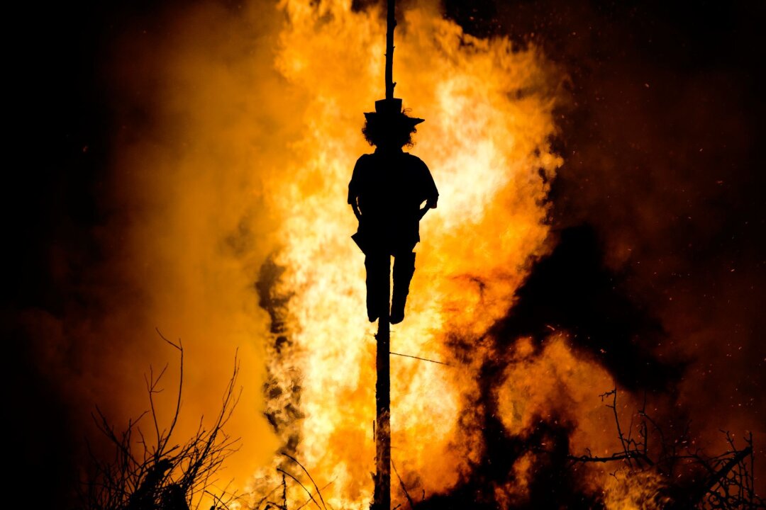 Fast zwei Dutzend Hexenfeuer vorzeitig abgebrannt - Eine symbolische "Hexe" wird auf der Spitze eines traditionellen Hexenfeuers in Göda bei Bautzen verbrannt.