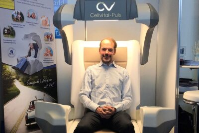 Faszination stilles Örtchen: Was Erfinder verbessern wollen - Emiel Spiessens, Geschäftsführer QRS Magnovit, sitzt auf einem Stuhl, der ohne Anstrengung über pulsierende Magnetstimulation die Beckenboden- und andere Rumpfmuskeln stimuliert.