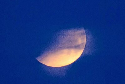 Faszinierend: Mondfinsternis am sächsischen Himmel - Totale Mondfinsternis am frühen Morgen. Foto: Daniel Unger