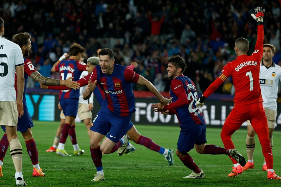 FC Barcelona siegt dank Lewandowski-Hattrick - Barcelonas Robert Lewandowski feiert den dritten Treffer seiner Mannschaft während des spanischen La-Liga-Fußballspiels zwischen Barcelona und Valencia im Stadion Olimpic Lluis Companys in Barcelona.