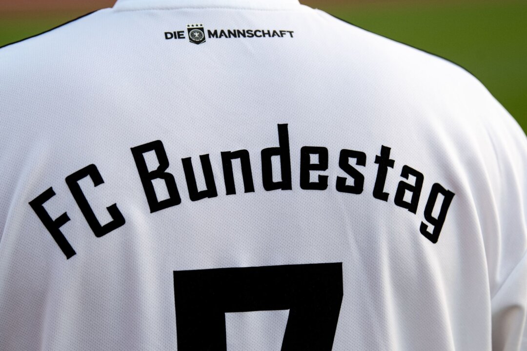 FC Bundestag will keine AfD-Mitglieder mehr aufnehmen - Der FC Bundestag ist die parteiübergreifende Fußballmannschaft im Deutschen Bundestag.