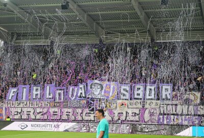 FC Erzgebirge Aue beendet Pleitenserie mit glanzvollem Auftritt in Überzahl - Aues Fans zeigten eine tolle Choreografie. Foto: Alexander Gerber