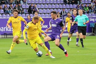 FC Erzgebirge Aue beendet Pleitenserie mit glanzvollem Auftritt in Überzahl - Borys Tashchy behauptet Ball. Foto: Alexander Gerber