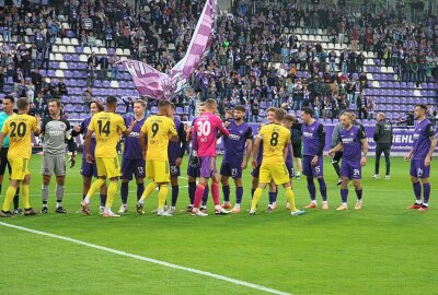 FC Erzgebirge Aue beendet Pleitenserie mit glanzvollem Auftritt in Überzahl - Shakehands vor dem Anstoß. Foto: Alexander Gerber