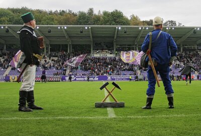 FC Erzgebirge Aue beendet Pleitenserie mit glanzvollem Auftritt in Überzahl - Vor dem Anstoß im Lößnitztal. Foto: Alexander Gerber