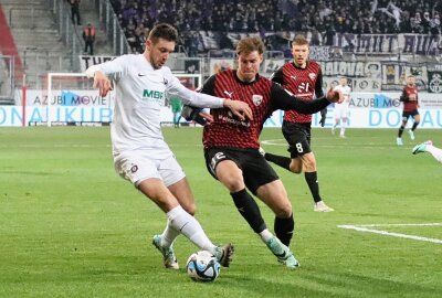 FC Erzgebirge Aue dreht in der zweiten Halbzeit auf - Boris Tashchy sichert hier den Ball. Foto: Alexander Gerber