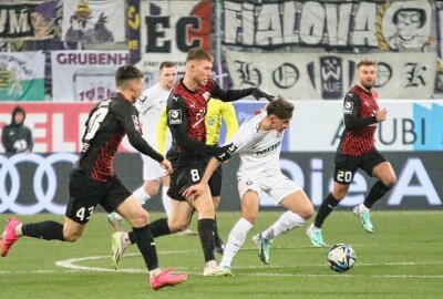 FC Erzgebirge Aue dreht in der zweiten Halbzeit auf - Omar Sijaric kann hier auch von mehreren Gegenspielern nicht vor Ball getrennt werden. Foto: Alexander Gerber