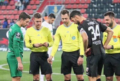 FC Erzgebirge Aue dreht in der zweiten Halbzeit auf - Beide Kapitäne bei der Seitenwahl. Foto: Alexander Gerber