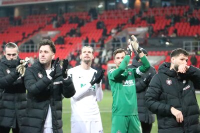 FC Erzgebirge Aue dreht in der zweiten Halbzeit auf - Aues Mannschaft bedankt sich bei den mitgereisten Fans. Foto: Alexander Gerber