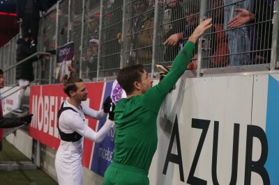 FC Erzgebirge Aue dreht in der zweiten Halbzeit auf - Maximilian Thiel und Martin Männel bei den Fans. Foto: Alexander Gerber