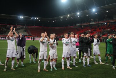 FC Erzgebirge Aue dreht in der zweiten Halbzeit auf - Aues Mannschaft am Gästeblock. Foto: Alexander Gerber
