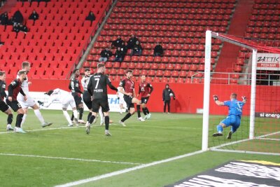 FC Erzgebirge Aue dreht in der zweiten Halbzeit auf - Marcel Bär erzielt hier gerade den 1-1 Ausgleich. Foto: Alexander Gerber