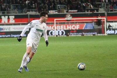 FC Erzgebirge Aue dreht in der zweiten Halbzeit auf - Torschütze für die Veilchen Marcel Bär. Foto: Alexander Gerber