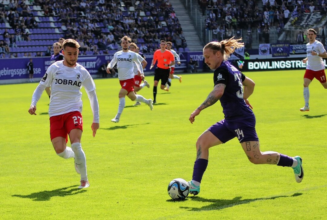 FC Erzgebirge Aue erarbeitet sich Pflichtsieg hart - Marvin Stafaniak nimmt hier Tempo auf. Foto: Alexander Gerber
