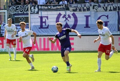 FC Erzgebirge Aue erarbeitet sich Pflichtsieg hart - Mirnes Pepic treibt den Ball nach vorne. Foto: Alexander Gerber