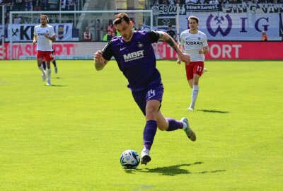 FC Erzgebirge Aue erarbeitet sich Pflichtsieg hart - Boris Tashchy am Ball. Foto: Alexander Gerber