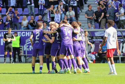 FC Erzgebirge Aue erarbeitet sich Pflichtsieg hart - Riesenjubel nachdem Führungstreffer durch Kilian Jakob. Foto: Alexander Gerber