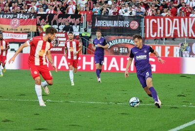 FC Erzgebirge Aue: Hochintensives Spiel endet Remis - Omar Sijaric ist hier am Ball. Foto: Alexander Gerber