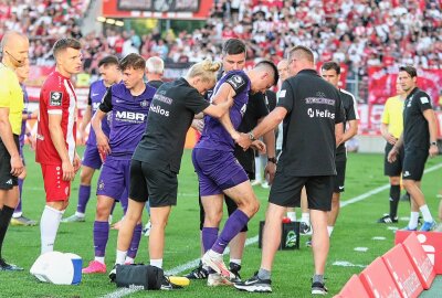 FC Erzgebirge Aue: Hochintensives Spiel endet Remis - Linus Rosenlöcher verletzte sich in der ersten Halbzeit schwer. Foto: Alexander Gerber