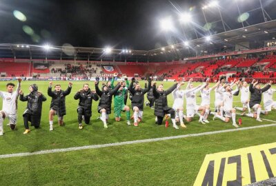 FC Erzgebirge Aue holt den Sieg in Ingolstadt - Aue jubelt nach dem Spiel - Fußballspiel FC Ingolstadt vs. FC Erzgebirge Aue. Foto: Picture Point