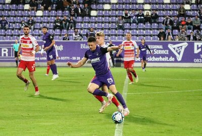 FC Erzgebirge Aue verzeichnet erste Heimniederlage - Linus Rosenlöcher (Aue, vorne) behauptet hier den Ball. Foto: Alexander Gerber