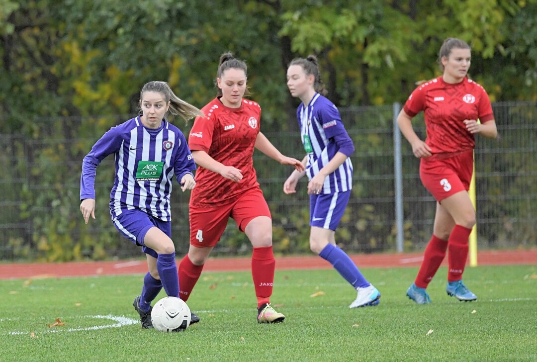 FCE-Frauen bleiben unter ihren Möglichkeiten - Die FCE-Frauen - am Ball Nelly Josephine Estel - haben unentschieden gespielt gegen Zwickau. Foto: Ralf Wendland