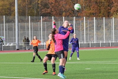 FCE-Frauen holen drei Punkte gegen Johannstadt - Bt: Die FCE-Frauen - rechts Sophie Bley - haben zuhause gegen den SV Johannstadt 1 gewonnen. Foto: Ralf Wendland