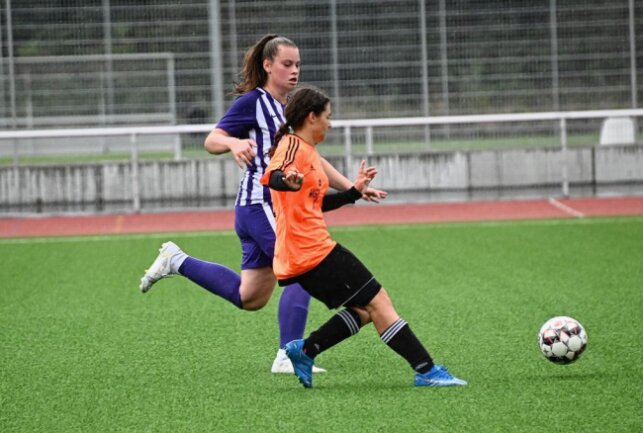 FCE-Frauen holen souveränen 7:0-Sieg - Die FCE-Frauen - links Sophie Reinhardt - haben sich souverän gegen den SV Johannstadt durchgesetzt. Foto: Ramona Schwabe