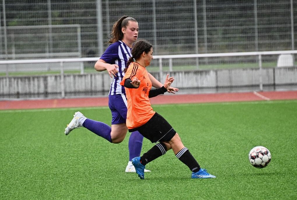 Die FCE-Frauen - links Sophie Reinhardt - haben sich souverän gegen den SV Johannstadt durchgesetzt. Foto: Ramona Schwabe